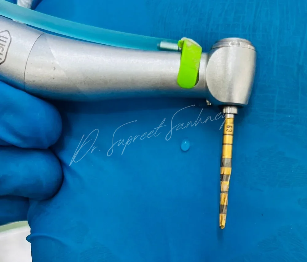 Contra-angle handpiece fitted with a calibrated dental implant drill
